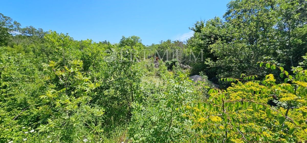 Malinska, gradbeno zemljišče na mirni lokaciji, 1500m od morja!