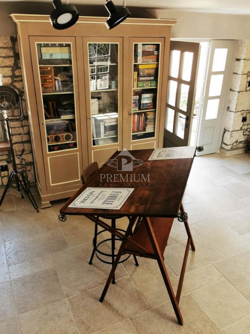 ČUDOVITA RENOVIRANA STANCIJA Z BAZENOM