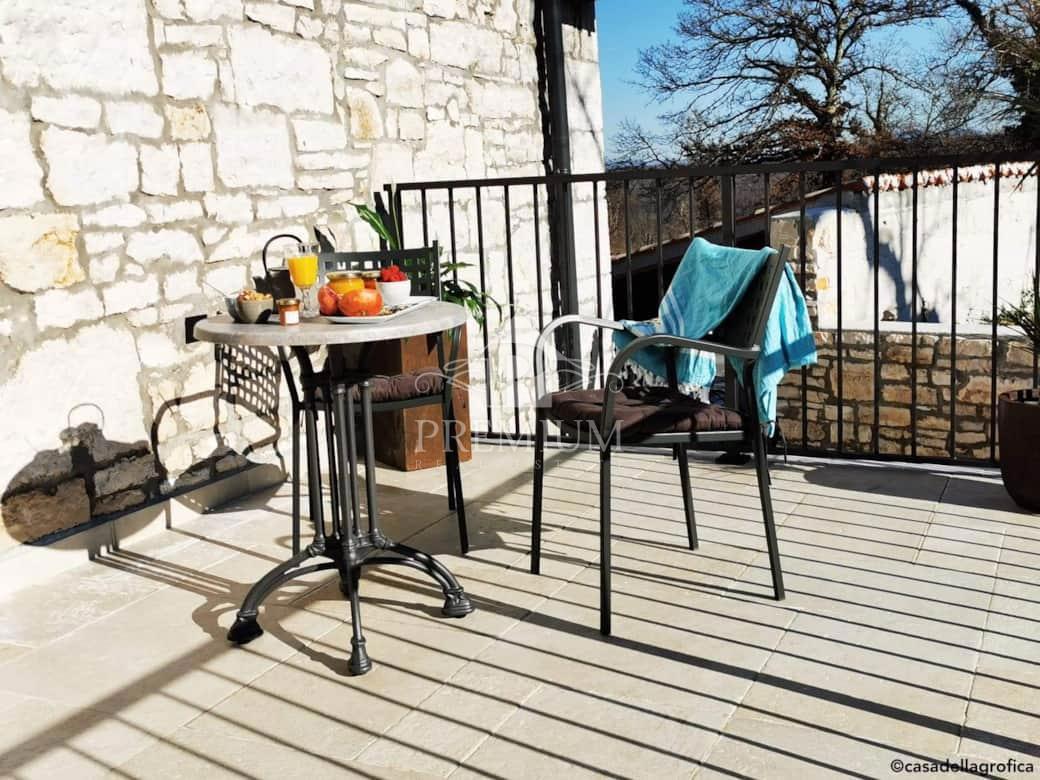 ČUDOVITA RENOVIRANA STANCIJA Z BAZENOM
