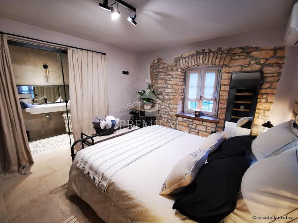 ČUDOVITA RENOVIRANA STANCIJA Z BAZENOM