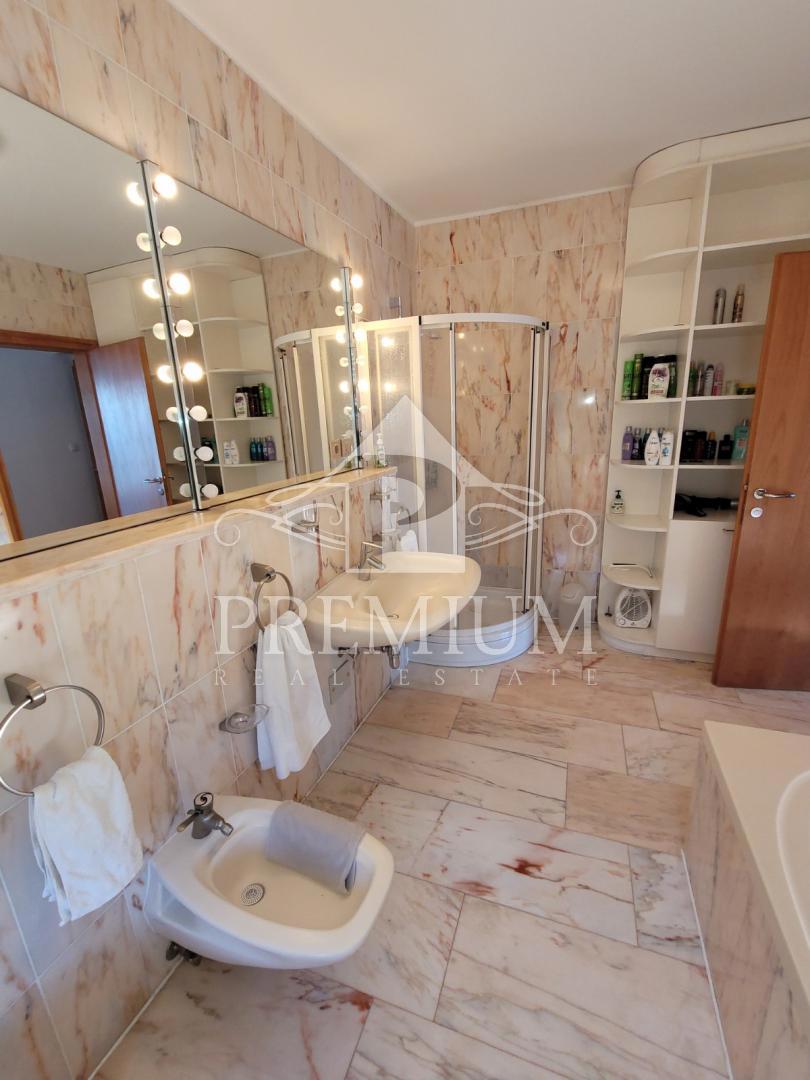 EKSKLUZIVNA VILA Z BAZENOM, BLIŽINA MORJA
