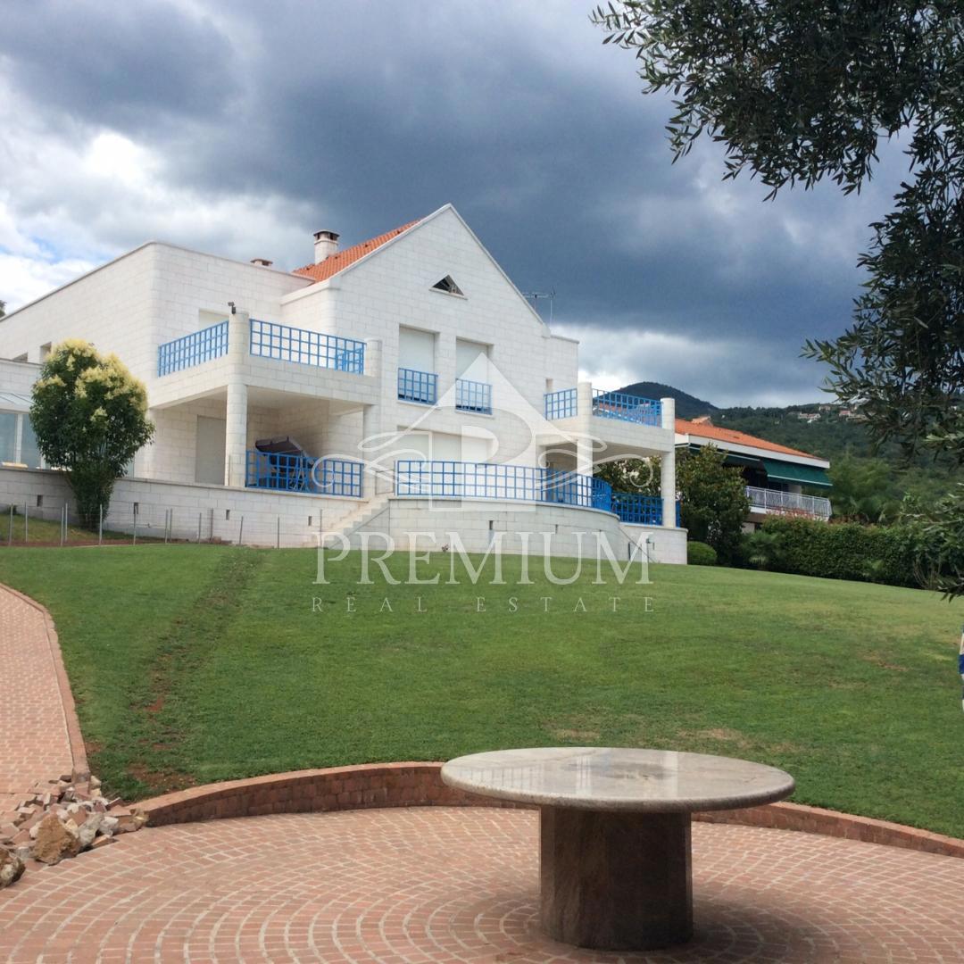 EKSKLUZIVNA VILA Z BAZENOM, BLIŽINA MORJA