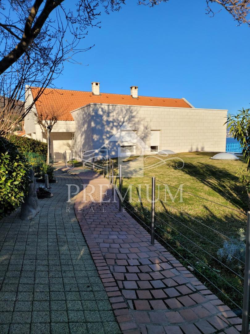 EKSKLUZIVNA VILA Z BAZENOM, BLIŽINA MORJA