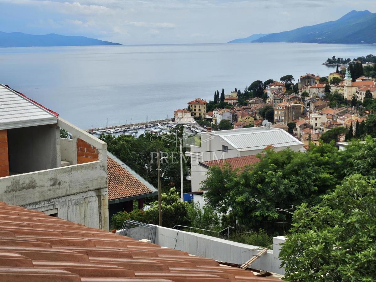 SAMOSTOJNA STANOVANJSKA HIŠA S PREKRASNIM RAZGLEDOM