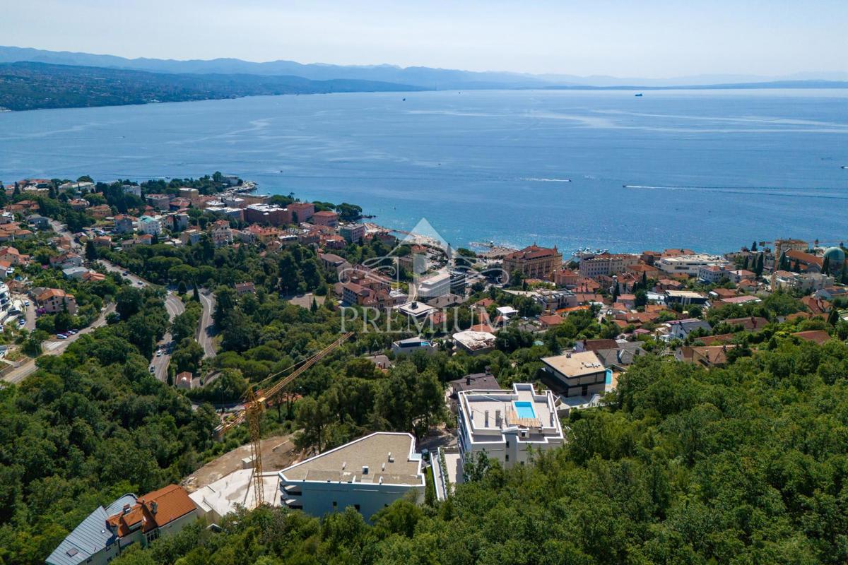 PENTHOUSE S PREKRASNIM RAZGLEDOM, DVIGALOM, GARAŽO