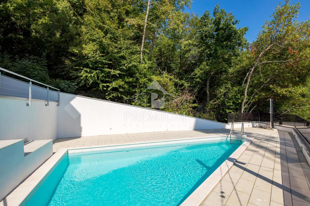 PENTHOUSE S PREKRASNIM RAZGLEDOM, DVIGALOM, GARAŽO