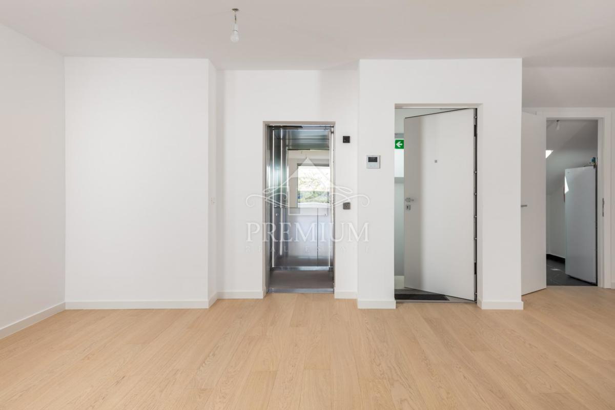 PENTHOUSE S PREKRASNIM RAZGLEDOM, DVIGALOM, GARAŽO