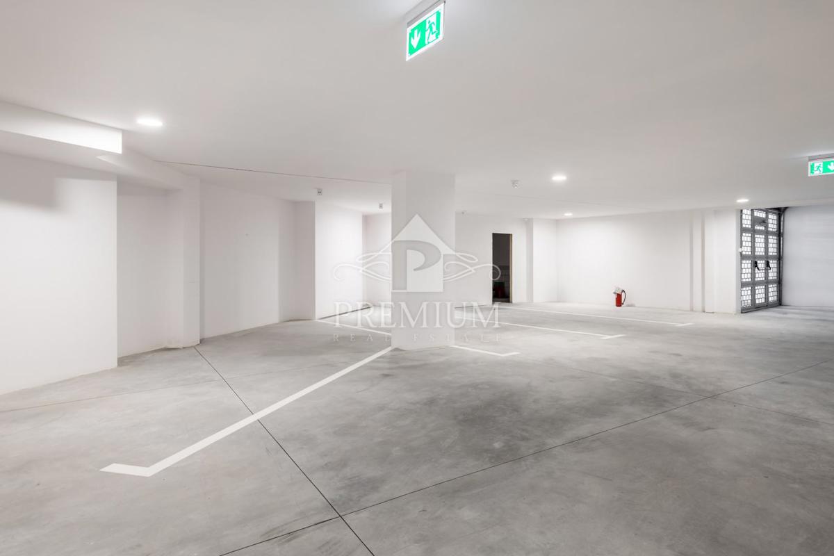 PENTHOUSE S PREKRASNIM RAZGLEDOM, DVIGALOM, GARAŽO