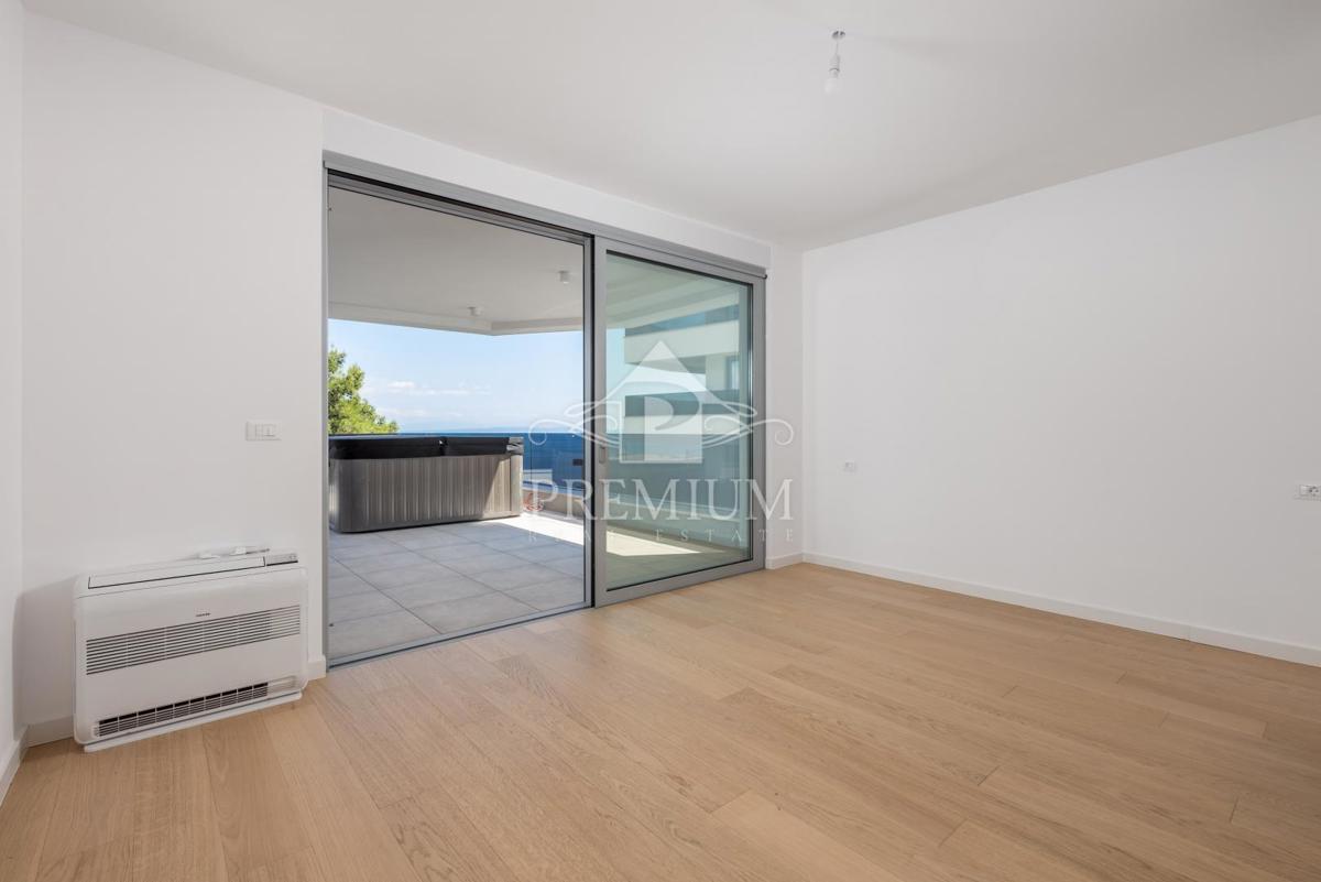 PENTHOUSE S PREKRASNIM RAZGLEDOM, DVIGALOM, GARAŽO