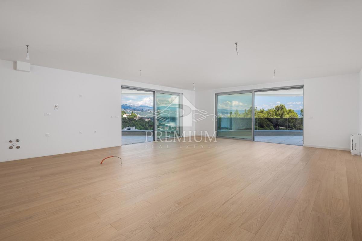 PENTHOUSE S PREKRASNIM RAZGLEDOM, DVIGALOM, GARAŽO