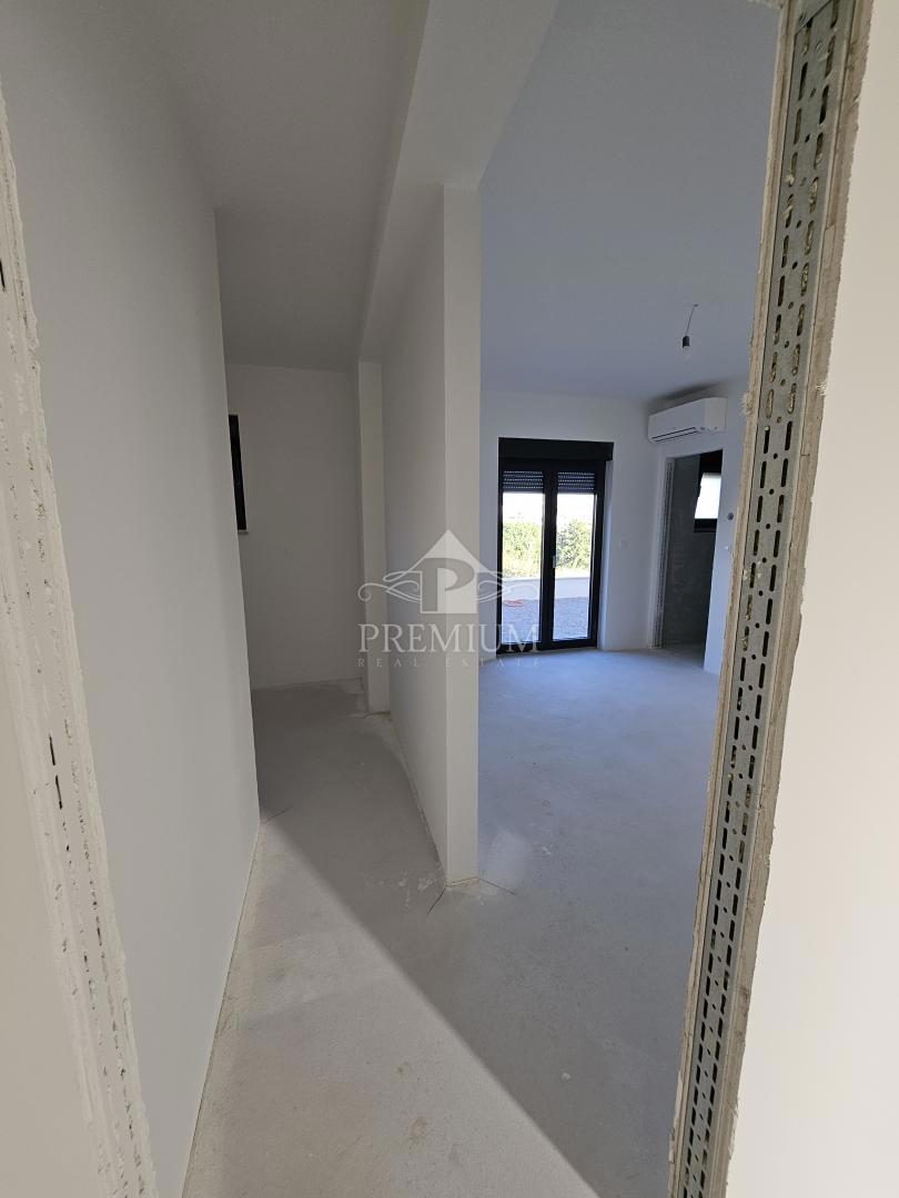 APARTMA Z BAZENOM IN RAZGLEDOM, PARKIRIŠČE, ZGRAJENO 2025