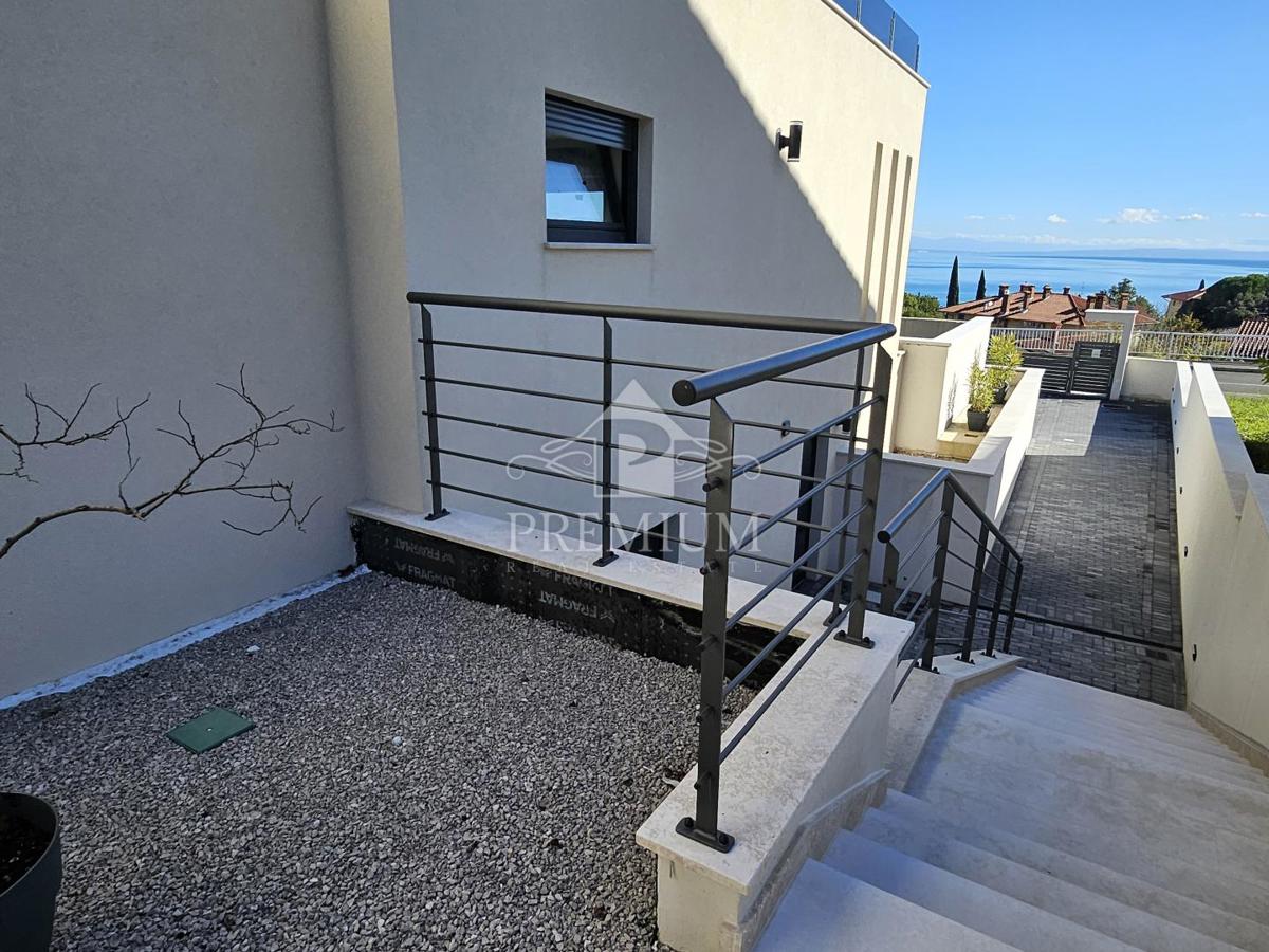 APARTMA Z BAZENOM IN RAZGLEDOM, PARKIRIŠČE, ZGRAJENO 2025