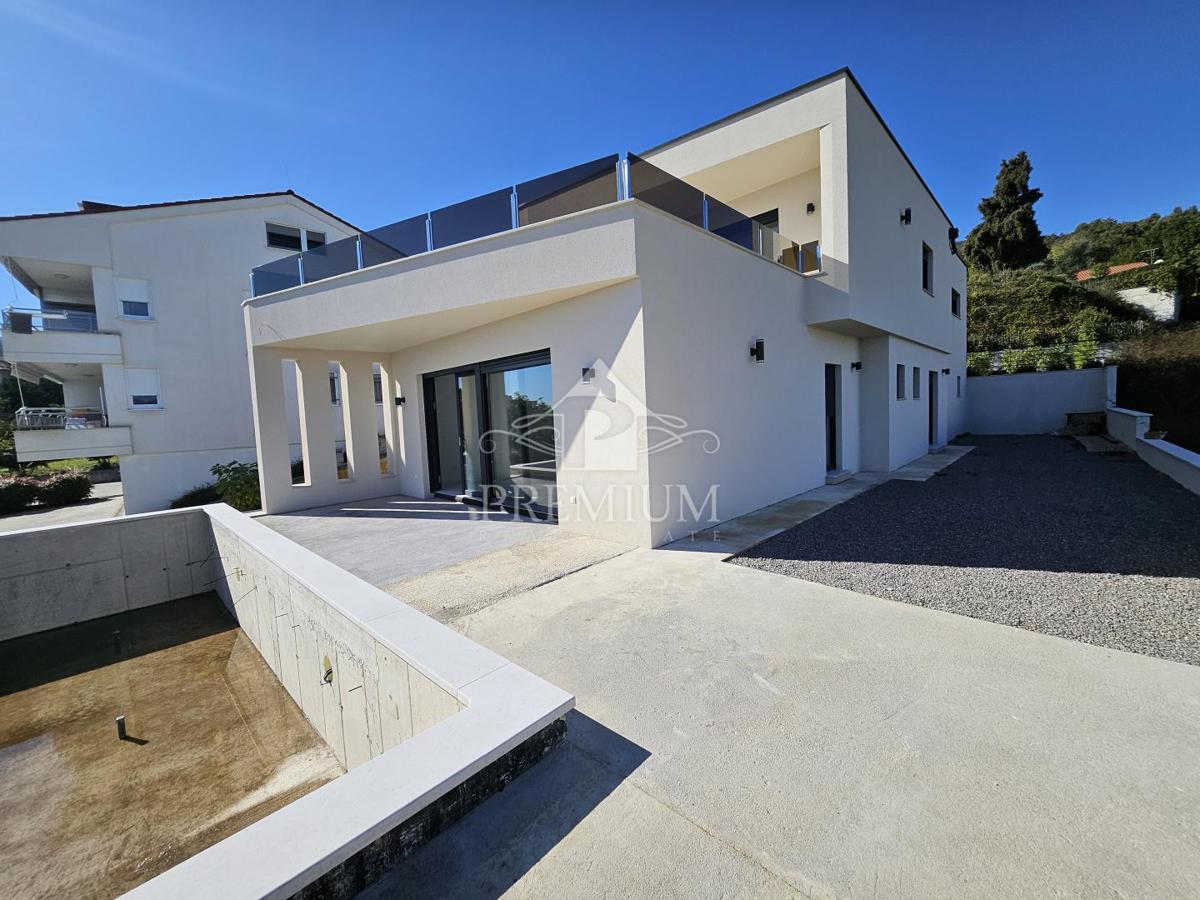 APARTMA Z BAZENOM IN RAZGLEDOM, PARKIRIŠČE, ZGRAJENO 2025