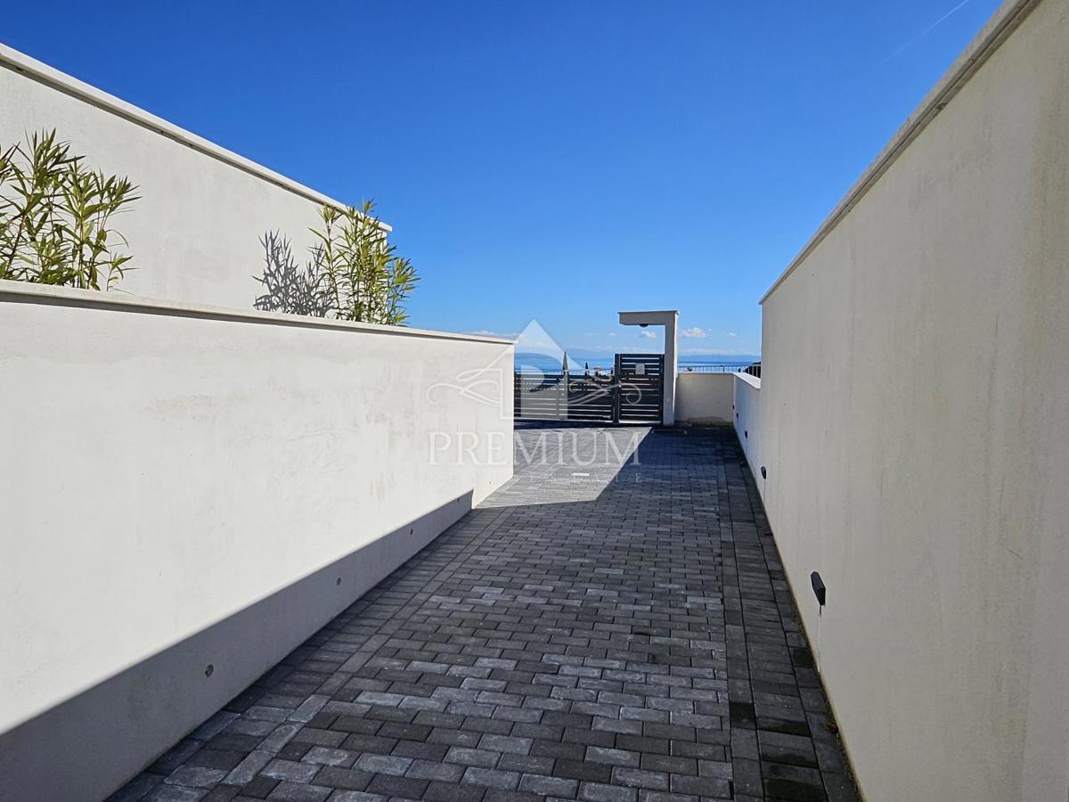 APARTMA Z BAZENOM IN RAZGLEDOM, PARKIRIŠČE, ZGRAJENO 2025