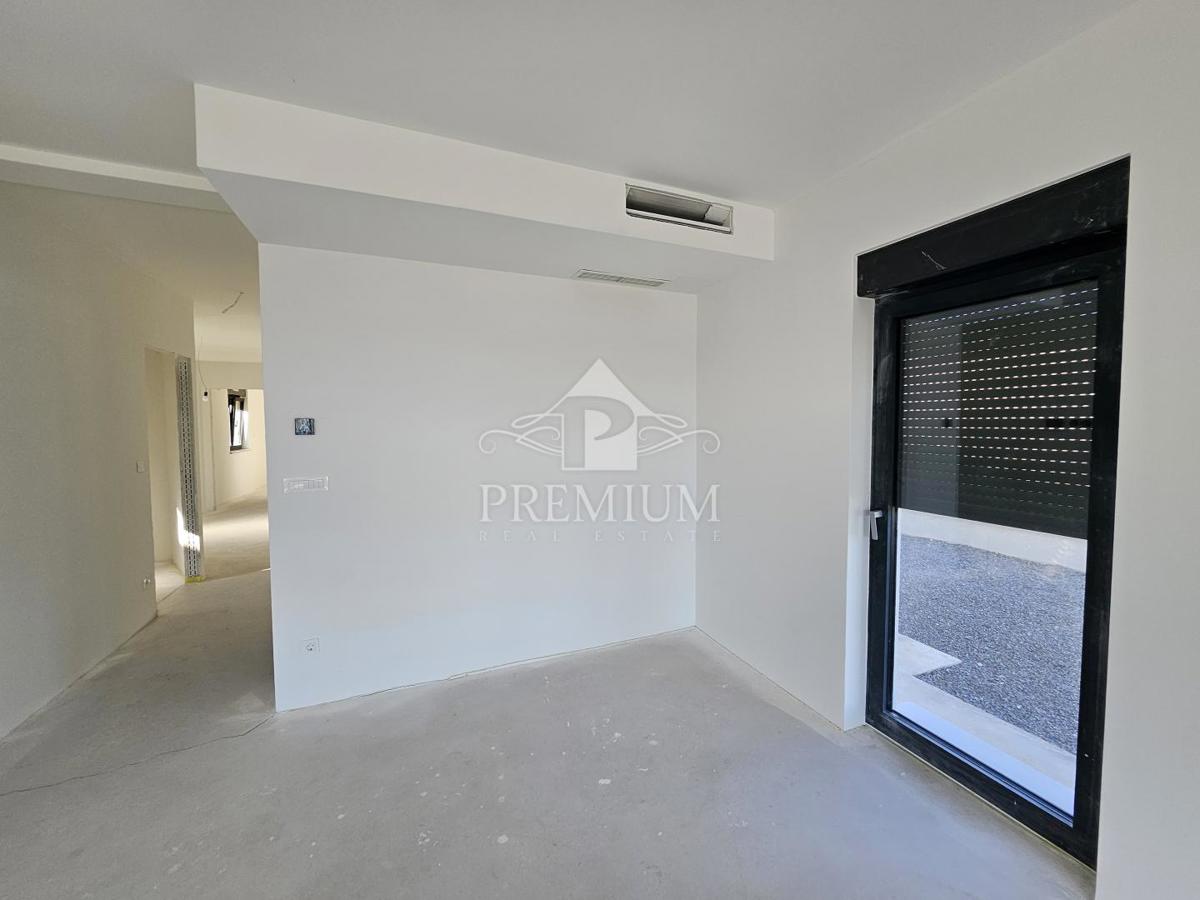 APARTMA Z BAZENOM IN RAZGLEDOM, PARKIRIŠČE, ZGRAJENO 2025