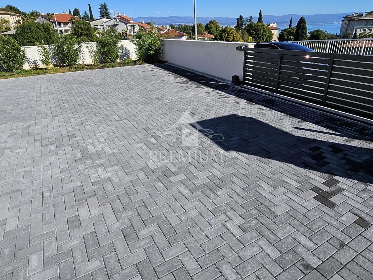 APARTMA Z BAZENOM IN RAZGLEDOM, PARKIRIŠČE, ZGRAJENO 2025