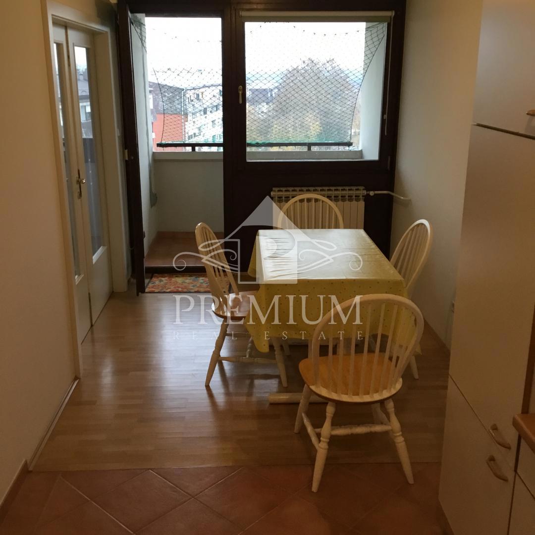 TRISOBNO STANOVANJE NA JARUNU, GARAŽA, BALKON