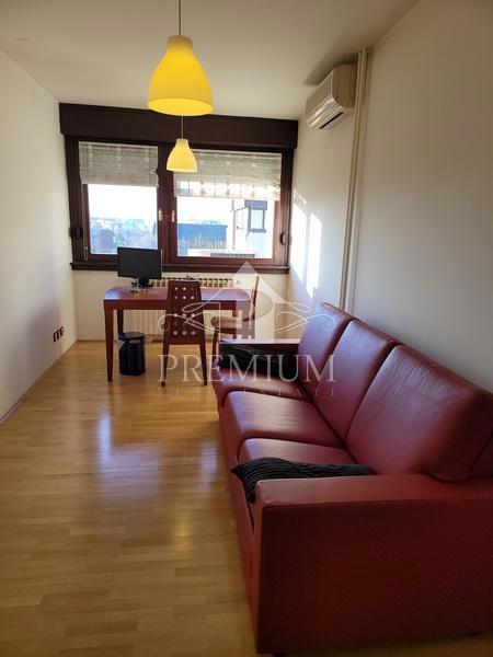 TRISOBNO STANOVANJE NA JARUNU, GARAŽA, BALKON