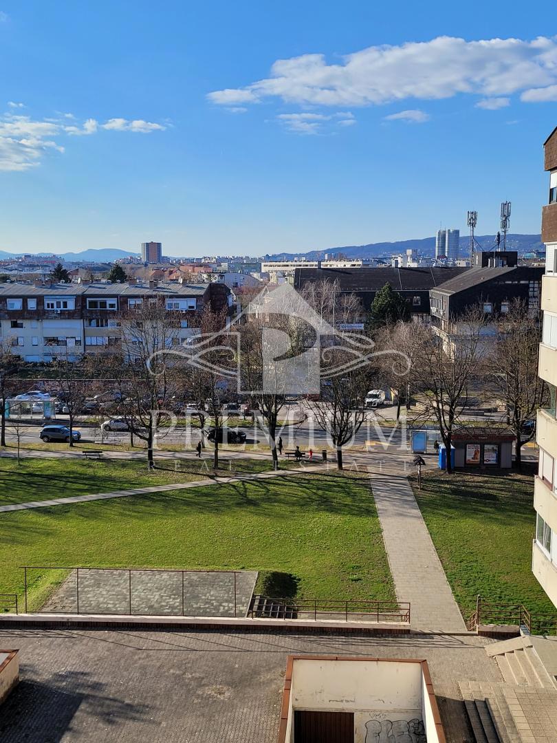 TRISOBNO STANOVANJE NA JARUNU, GARAŽA, BALKON