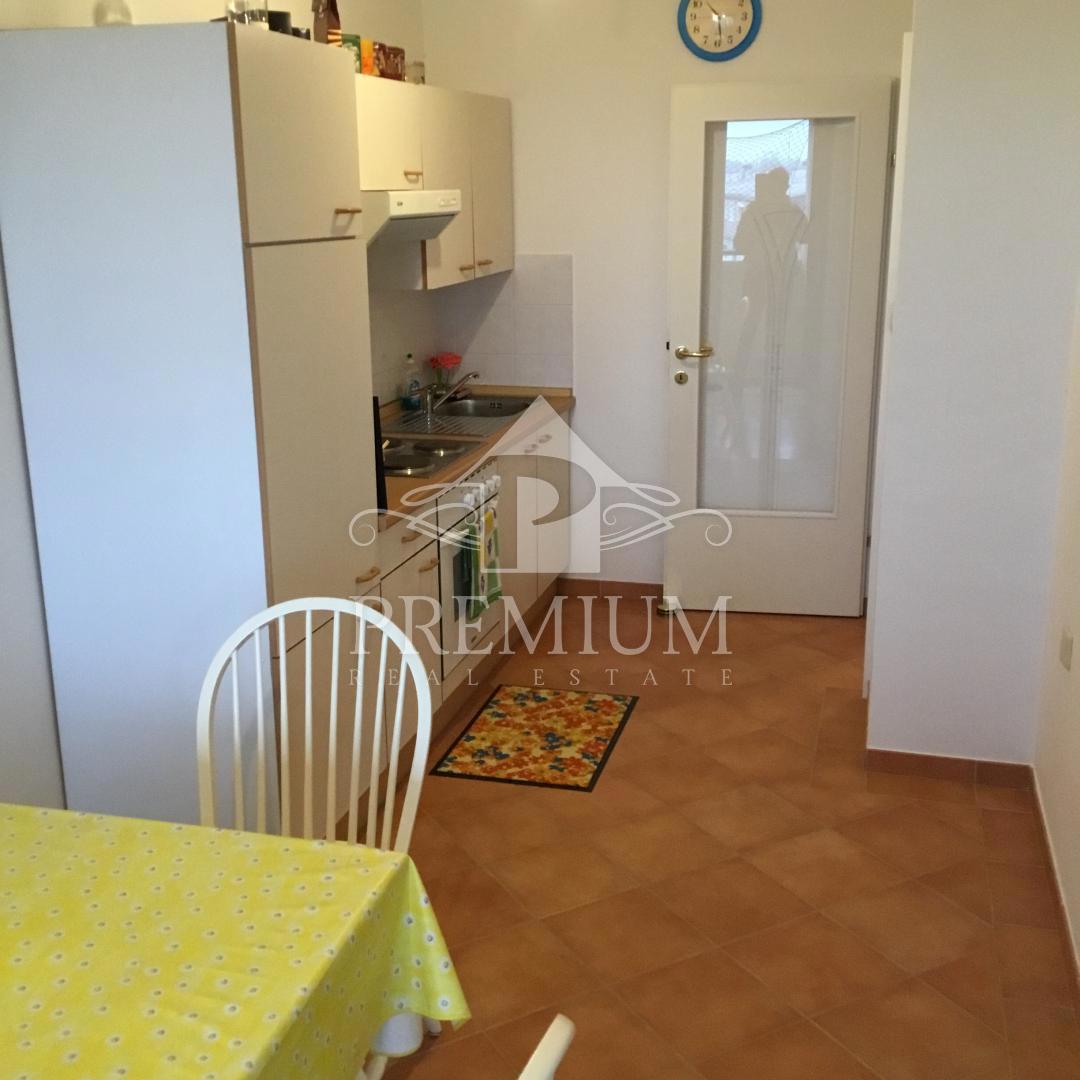 TRISOBNO STANOVANJE NA JARUNU, GARAŽA, BALKON