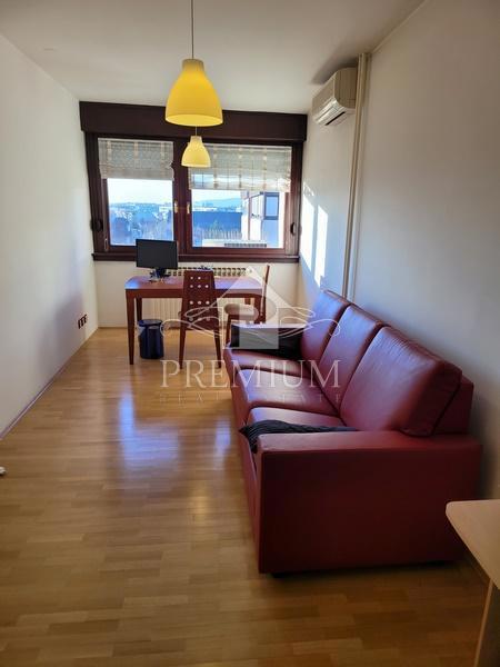 TRISOBNO STANOVANJE NA JARUNU, GARAŽA, BALKON