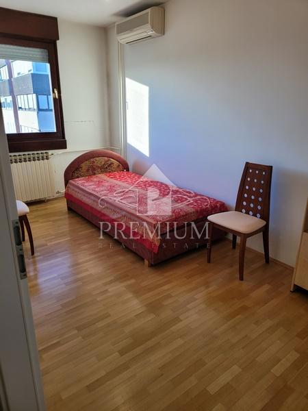 TRISOBNO STANOVANJE NA JARUNU, GARAŽA, BALKON