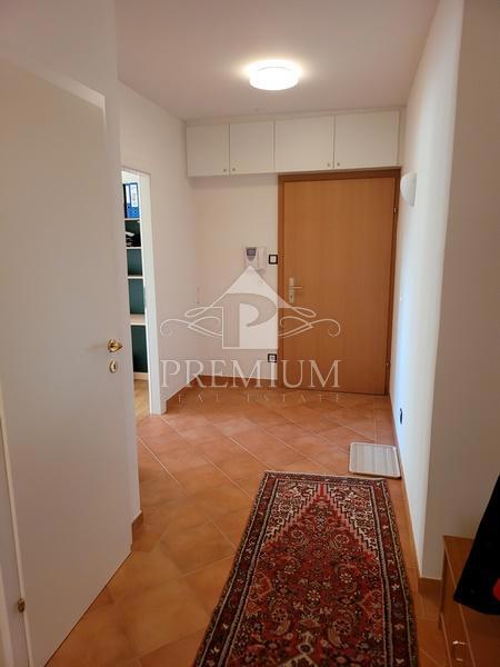 TRISOBNO STANOVANJE NA JARUNU, GARAŽA, BALKON