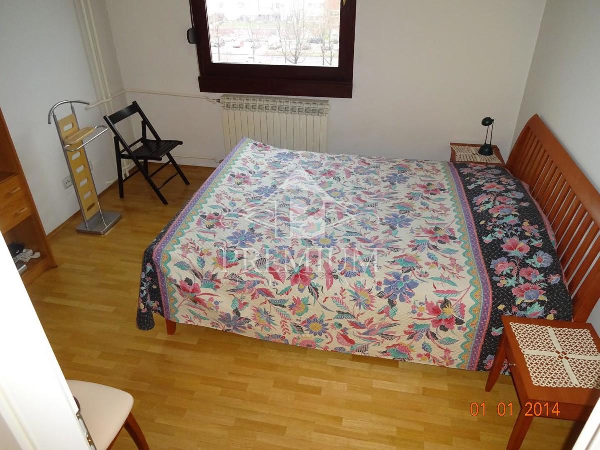 TRISOBNO STANOVANJE NA JARUNU, GARAŽA, BALKON