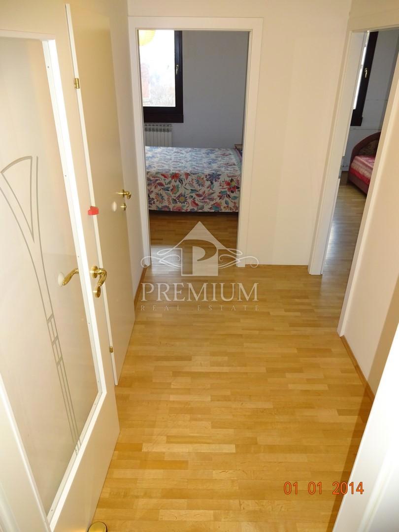 TRISOBNO STANOVANJE NA JARUNU, GARAŽA, BALKON