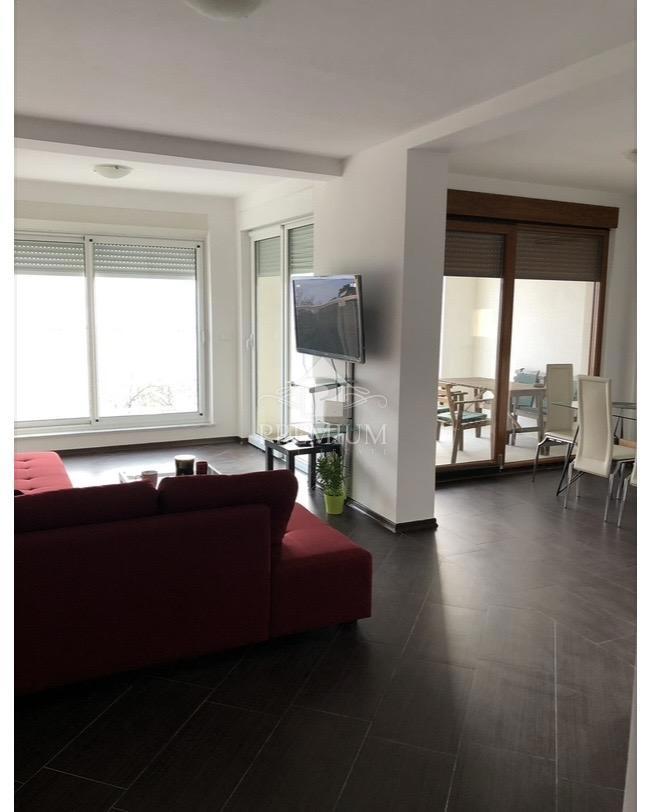 MODERNO STANOVANJE S PANORAMSKIM RAZGLEDOM, PARKIRIŠČE