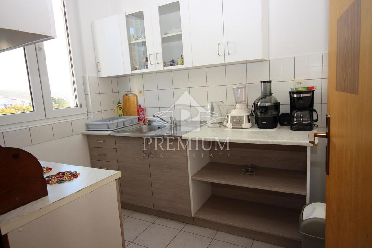 STANOVANJE NA DOBRI LOKACIJI, 2s+kopalnica, parking, balkon, terasa