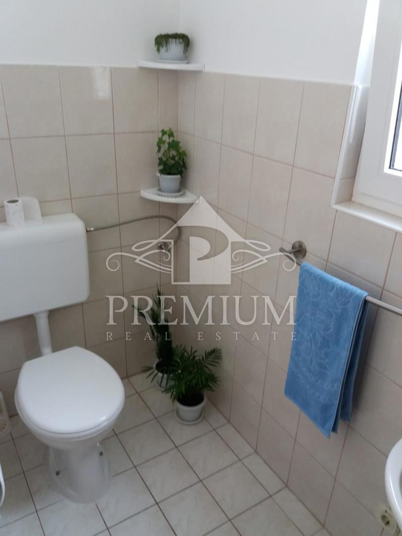 STANOVANJE NA DOBRI LOKACIJI, 2s+kopalnica, parking, balkon, terasa