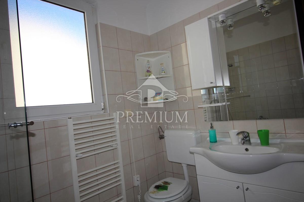 STANOVANJE NA DOBRI LOKACIJI, 2s+kopalnica, parking, balkon, terasa