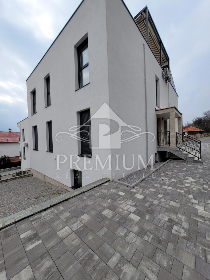 PENTHOUSE S STREŠNO TERASO, PANORAMSKI RAZGLED, GARAŽA