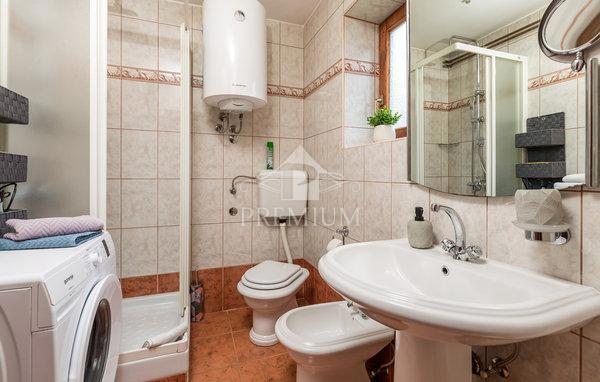 VHOD Z VELIKIM DVORIŠČEM V OAZI GORSKOGA KOTARA