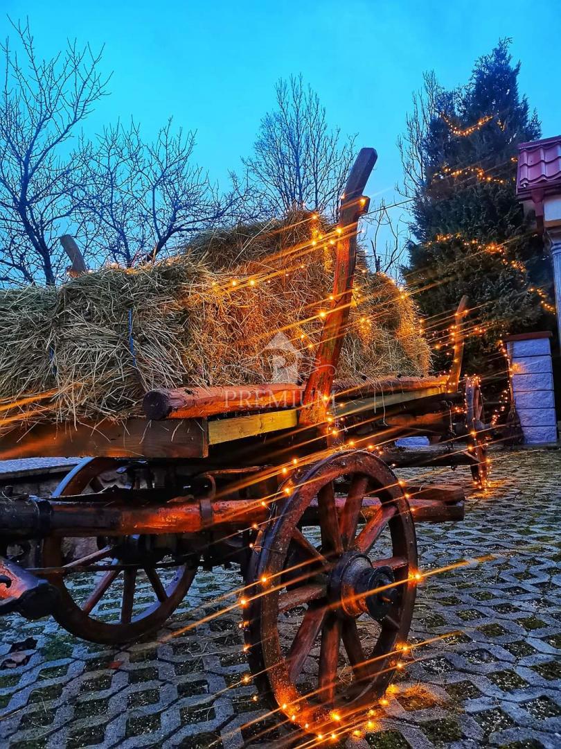 VHOD Z VELIKIM DVORIŠČEM V OAZI GORSKOGA KOTARA