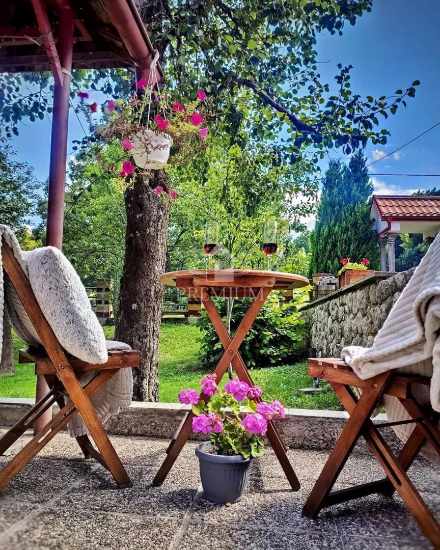 VHOD Z VELIKIM DVORIŠČEM V OAZI GORSKOGA KOTARA