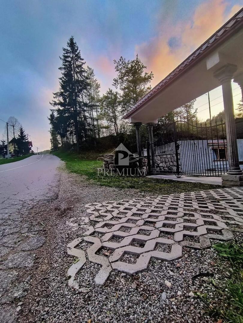 VHOD Z VELIKIM DVORIŠČEM V OAZI GORSKOGA KOTARA