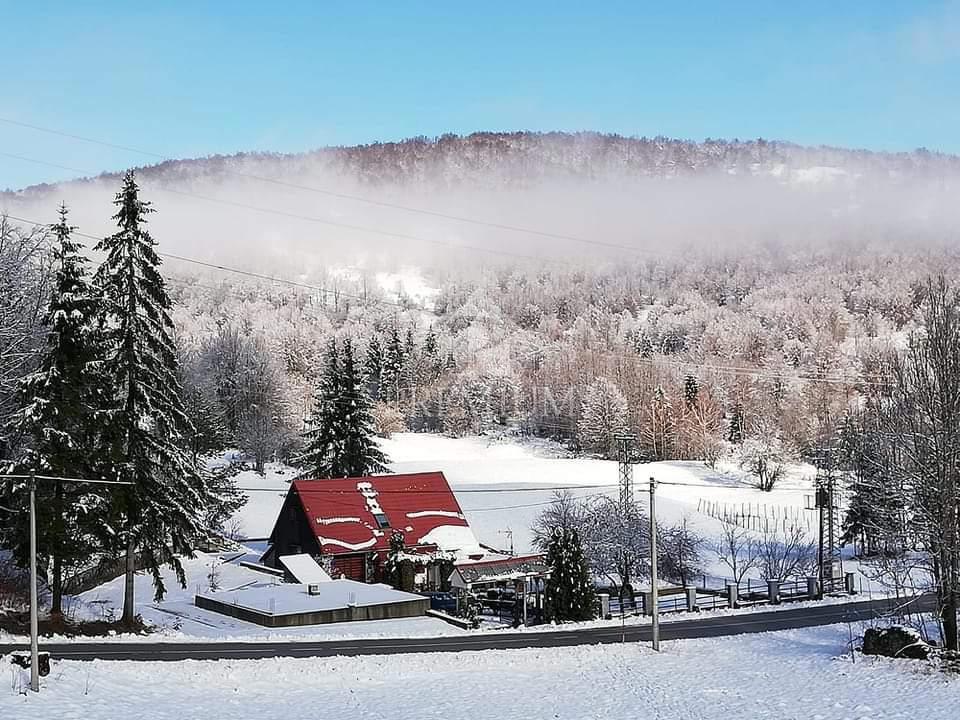 VHOD Z VELIKIM DVORIŠČEM V OAZI GORSKOGA KOTARA
