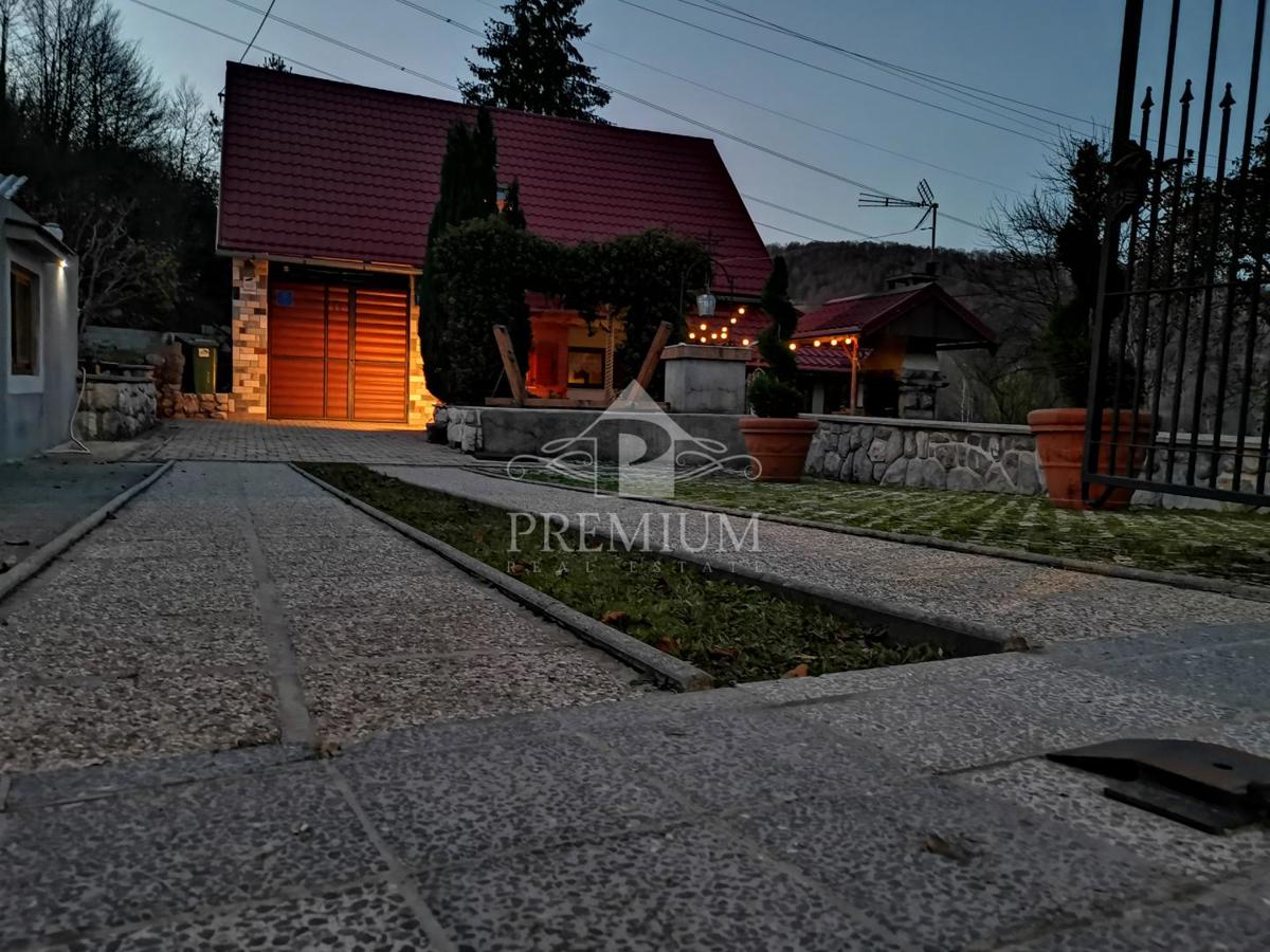 VHOD Z VELIKIM DVORIŠČEM V OAZI GORSKOGA KOTARA