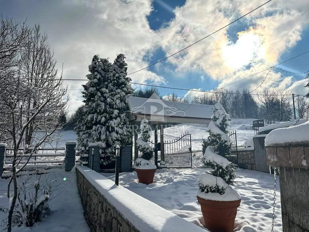 VHOD Z VELIKIM DVORIŠČEM V OAZI GORSKOGA KOTARA