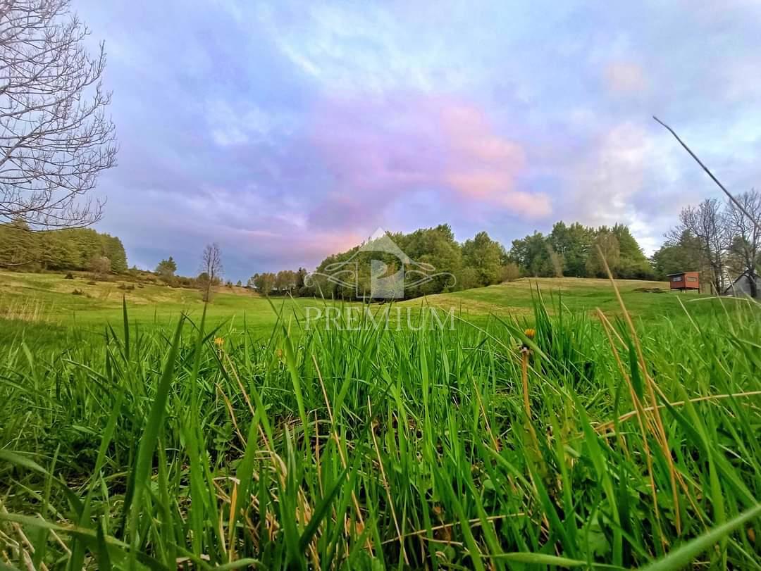 VHOD Z VELIKIM DVORIŠČEM V OAZI GORSKOGA KOTARA