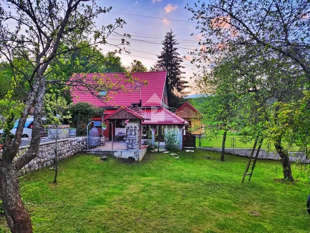 VHOD Z VELIKIM DVORIŠČEM V OAZI GORSKOGA KOTARA