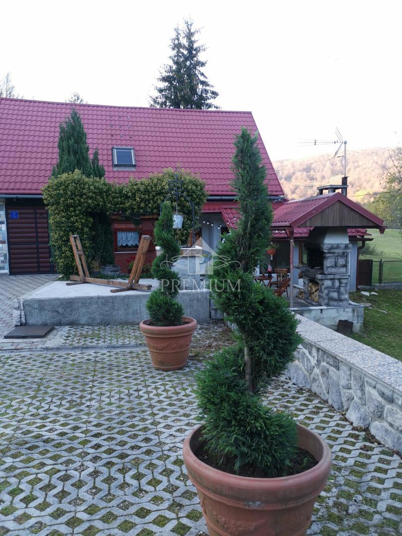 VHOD Z VELIKIM DVORIŠČEM V OAZI GORSKOGA KOTARA