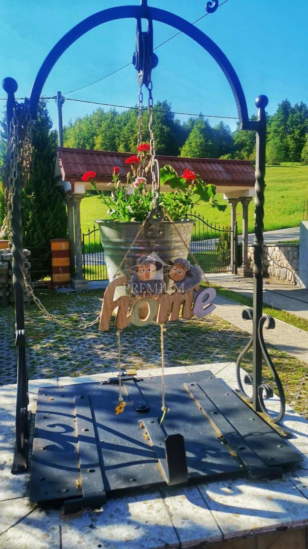 VHOD Z VELIKIM DVORIŠČEM V OAZI GORSKOGA KOTARA