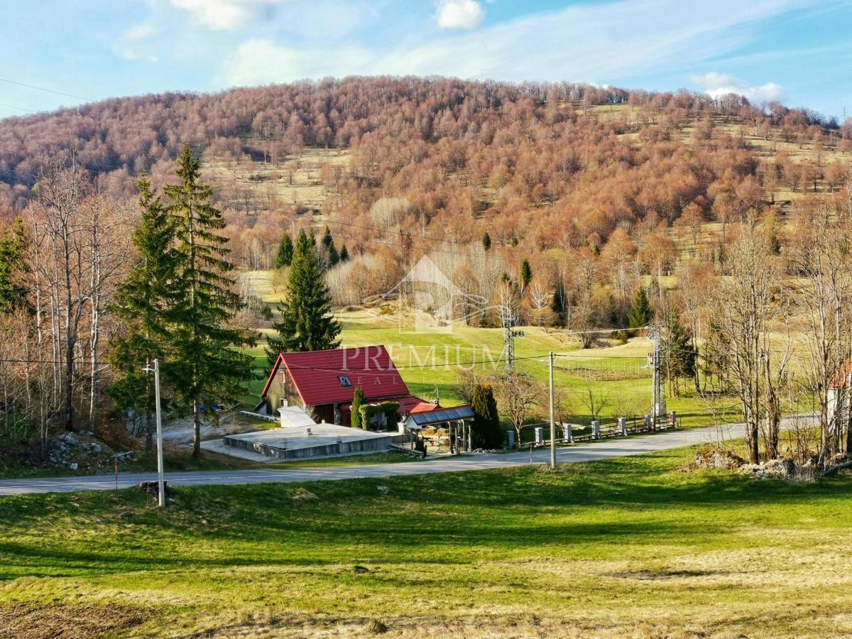 VHOD Z VELIKIM DVORIŠČEM V OAZI GORSKOGA KOTARA