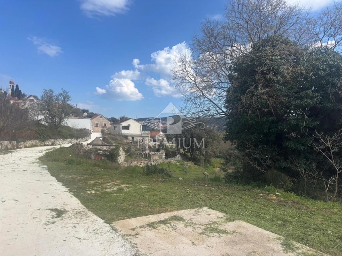 NOVO OBNOVLJENA KAMNITA HIŠA Z VRTOM