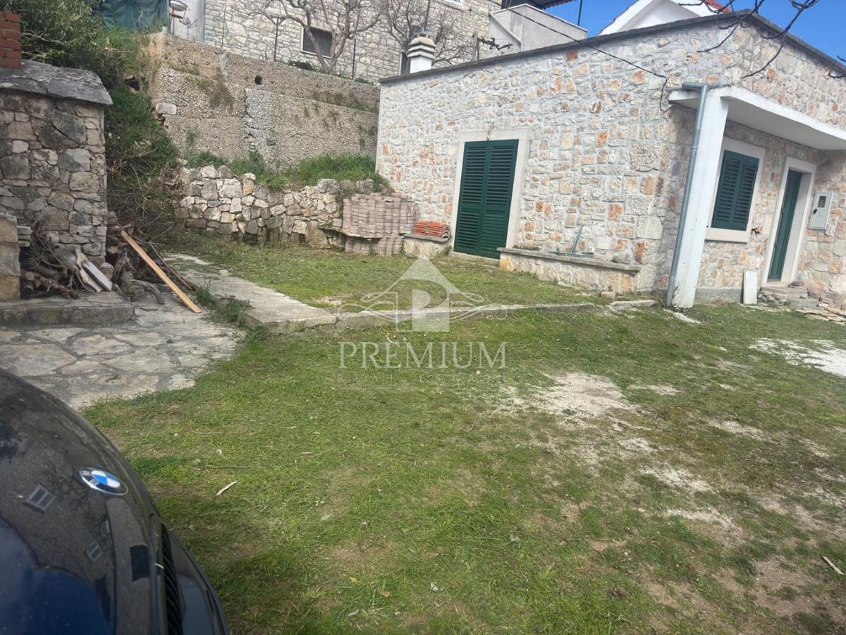 NOVO OBNOVLJENA KAMNITA HIŠA Z VRTOM