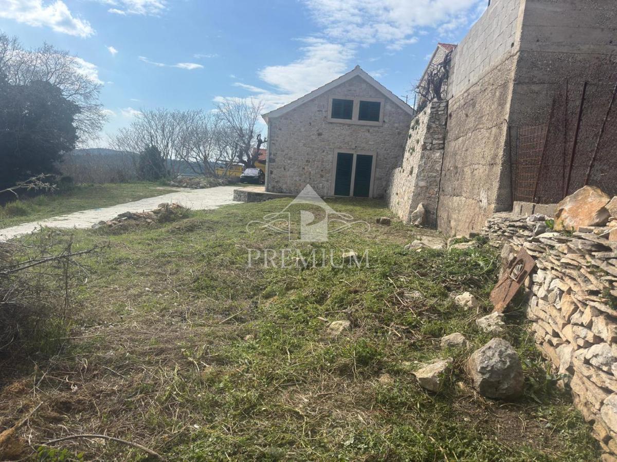 NOVO OBNOVLJENA KAMNITA HIŠA Z VRTOM