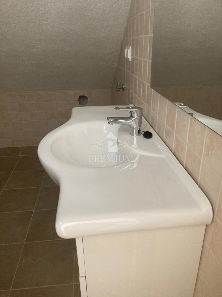 NOVO OBNOVLJENA KAMNITA HIŠA Z VRTOM